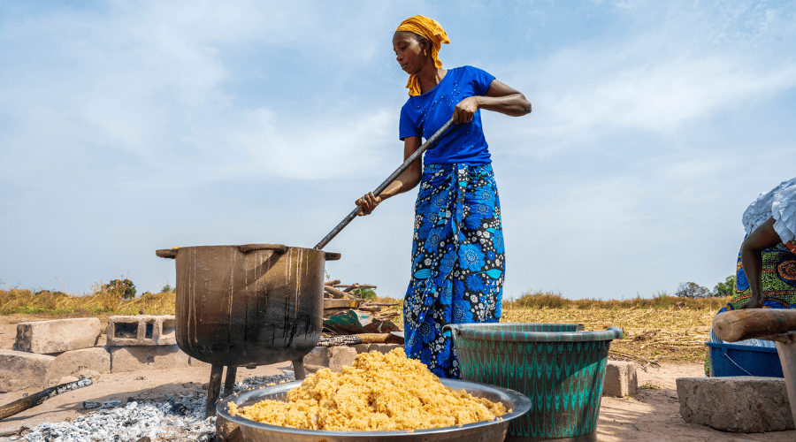 Femme sénégalaise en train de préparer un repas chaud