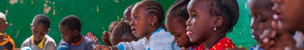 Des élèves à la cantine au Sénégal