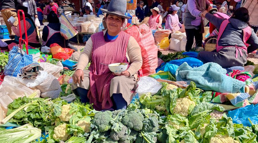 Vente de légumes sur le marché de Huancaro, Pérou.