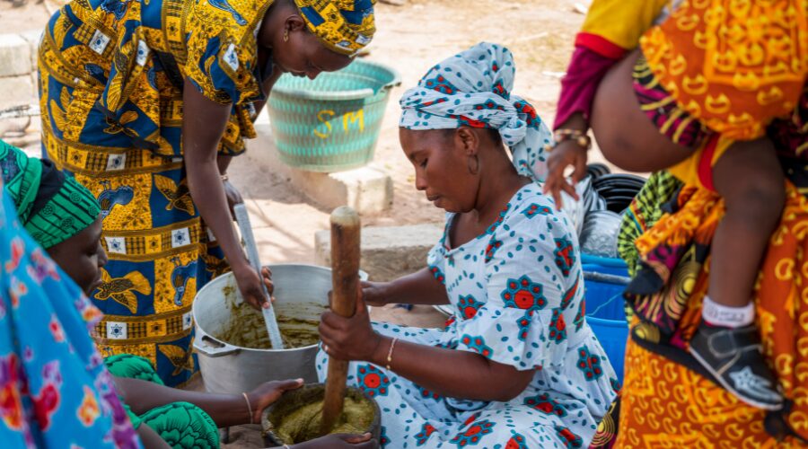 Préparation d’un repas pour la cantine d’une école au Sénégal