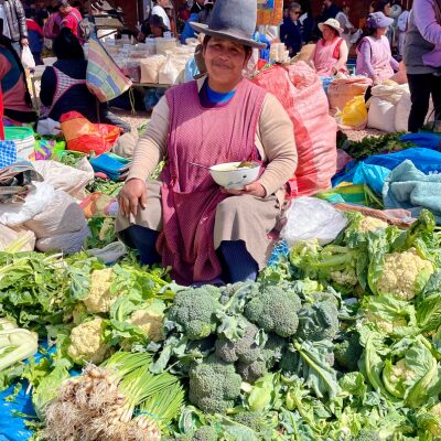 Vente de légumes sur le marché de Huancaro, Pérou.