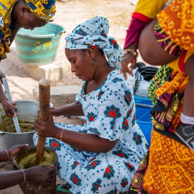 Préparation d’un repas pour la cantine d’une école au Sénégal